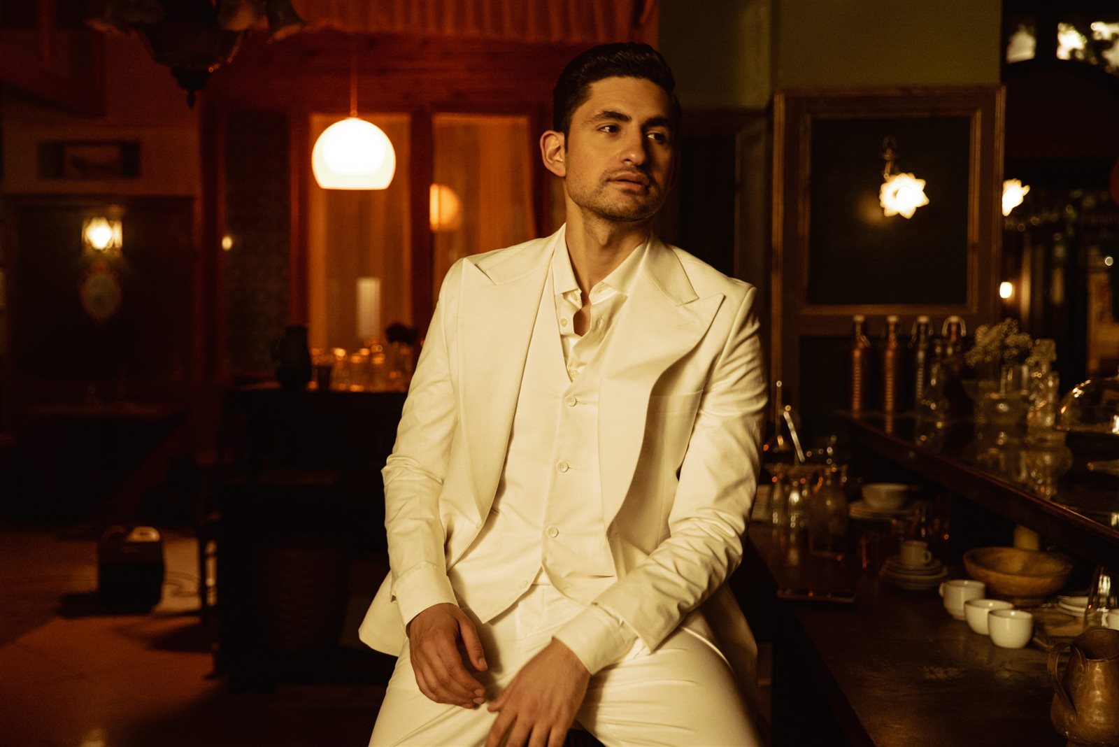 (2) Shahid- مجنونة بيك- أمير المصري