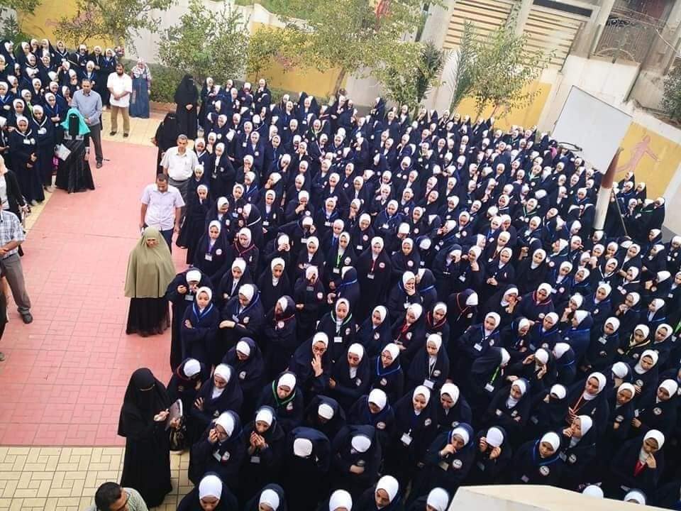 طالبات مدرسة نشا بالإسدال