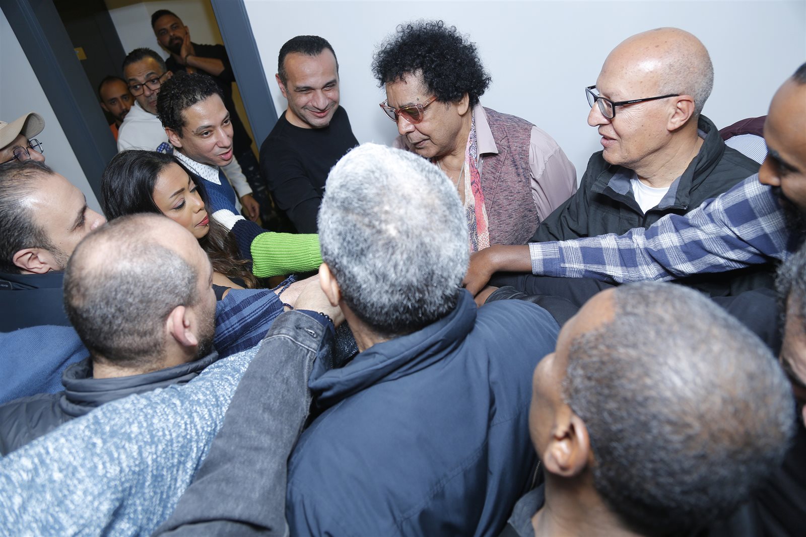 قراءة الفاتحة مع فرقته الموسيقية طقس من طقوس منير قبل صعود المسرح