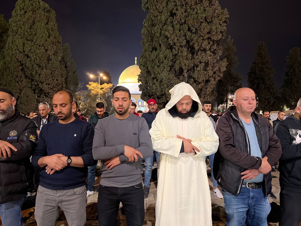 180518-مقدسيون-يؤدون-صلاة-العشاء-والتراويح-في-المسجد-الأقصى