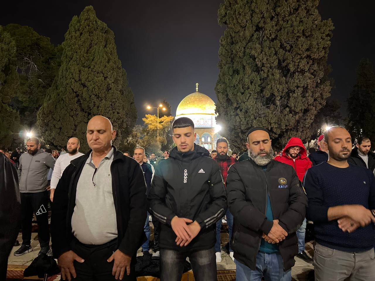 164001-مقدسيون-يؤدون-صلاة-العشاء-والتراويح-بالمسجد-الأقصى-المبارك