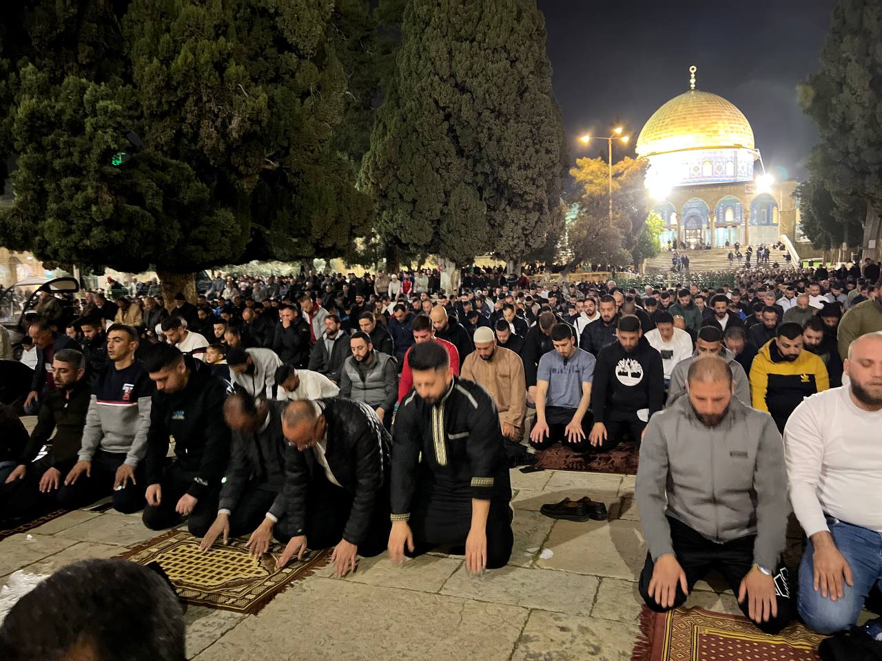 204378-آلاف-يؤدون-صلاة-العشاء-والتراويح-في-المسجد-الأقصى-المبارك