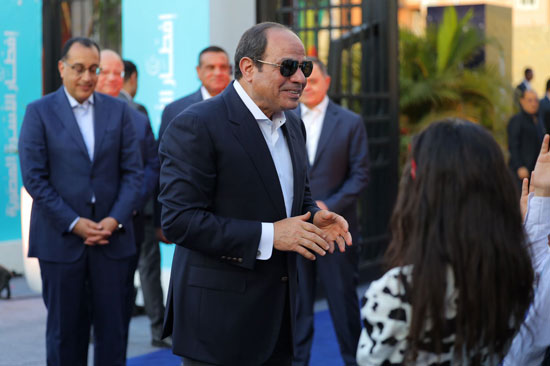 41611-الرئيس-السيسى-يصل-مدينة-الأسمرات-(5)