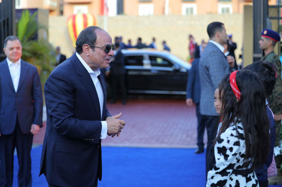 45425-الرئيس-السيسى-يصل-مدينة-الأسمرات-(2)