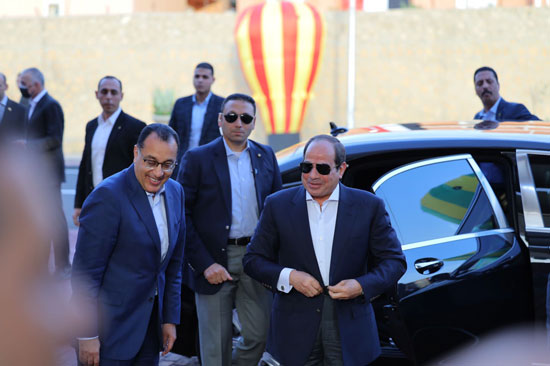 45251-الرئيس-السيسى-يصل-مدينة-الأسمرات-(1) (1)