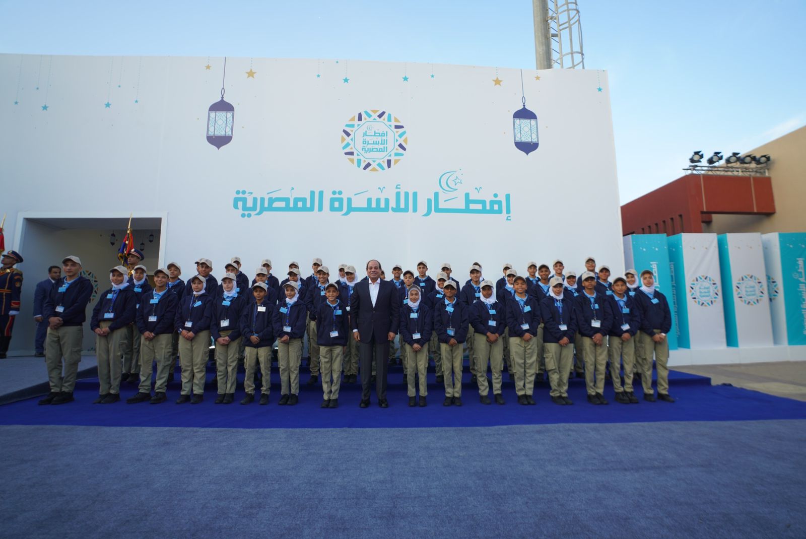 163003-الرئيس-السيسى-يلتقط-صورة-تذكارية-مع-أطفال-الأسمرات