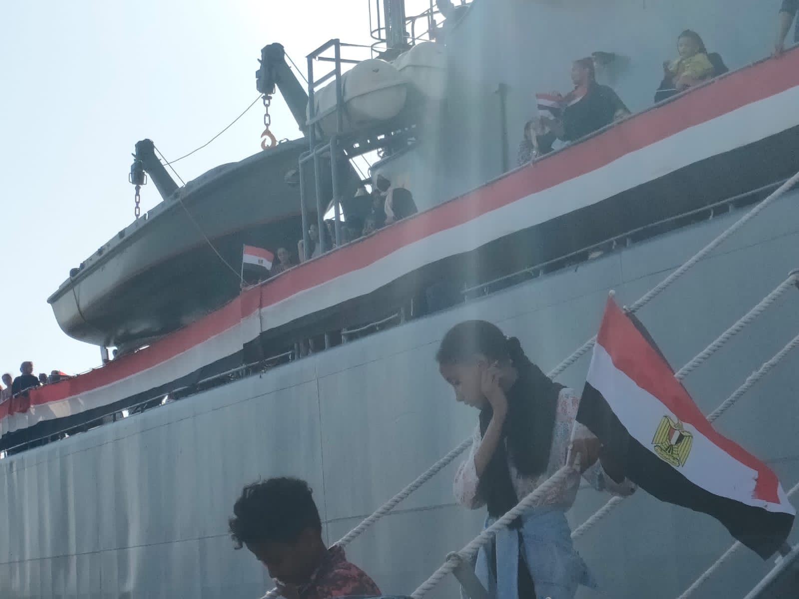 72475-علم-مصر-بيد-السودانين-