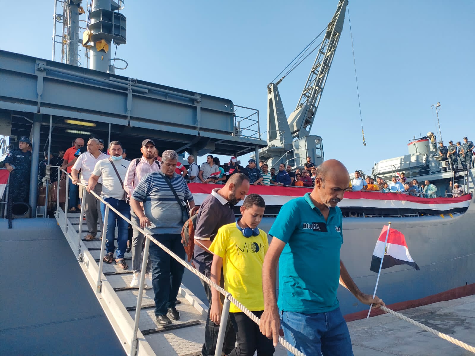 177058-العالمين-يرفعون-علم-مصر-فور-وصولهم-