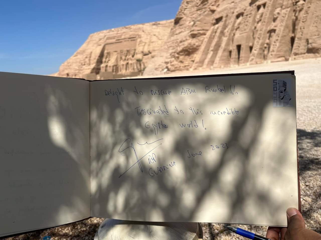 83331-جوارديولا-يدون-كلمات-تذكارية-فى-سجل-كبار-زوار--(1)