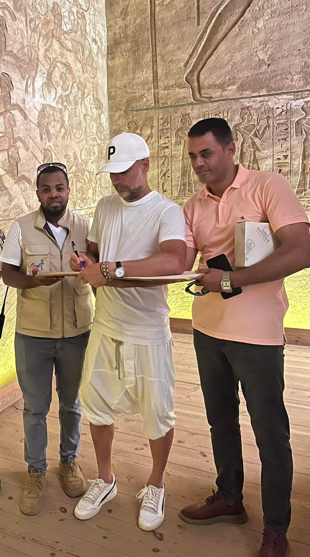 256302-جوارديولا-يدون-كلمات-تذكارية-فى-سجل-كبار-زوار--(3)