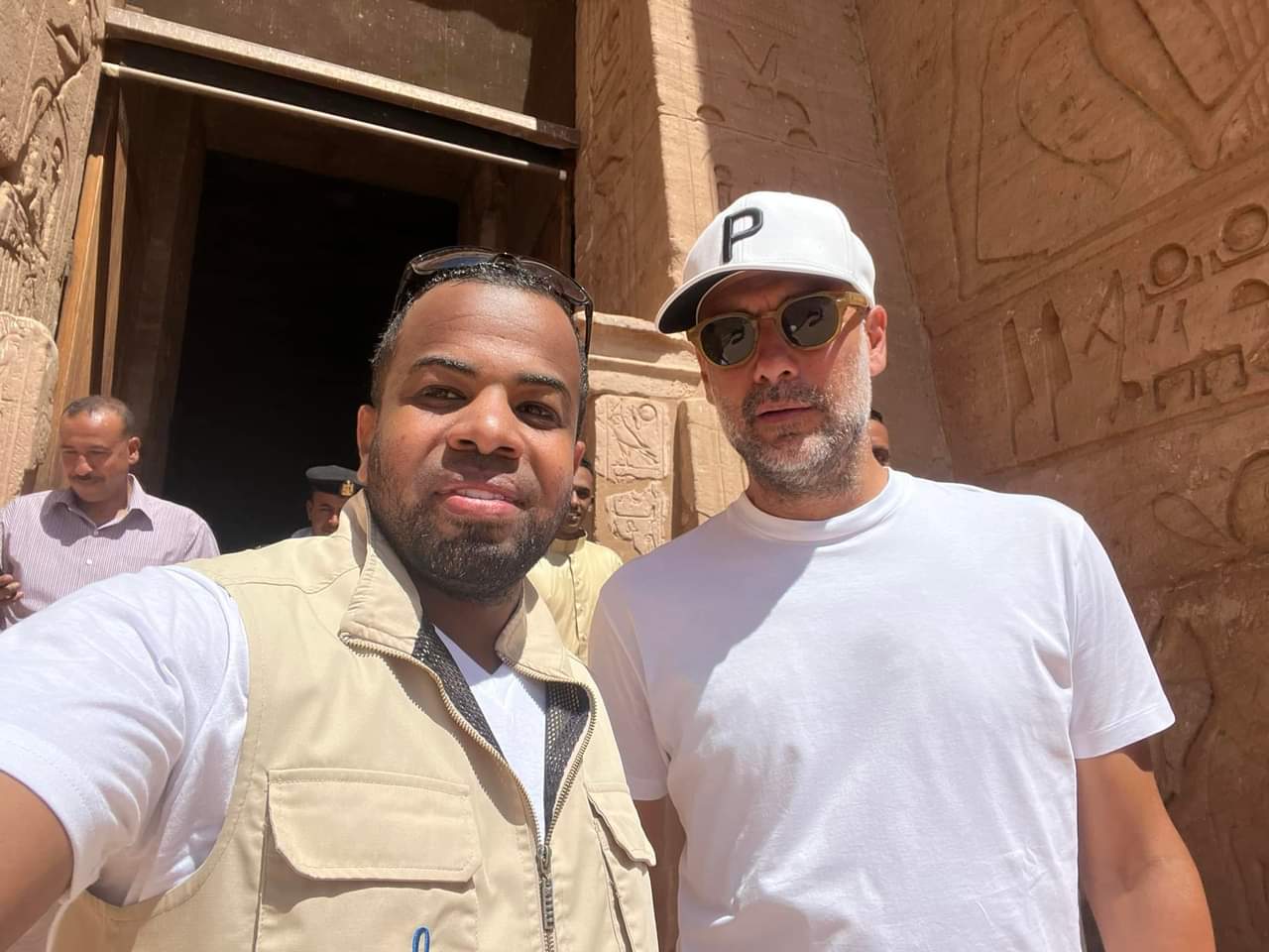 108353-جوارديولا-يدون-كلمات-تذكارية-فى-سجل-كبار-زوار--(2)