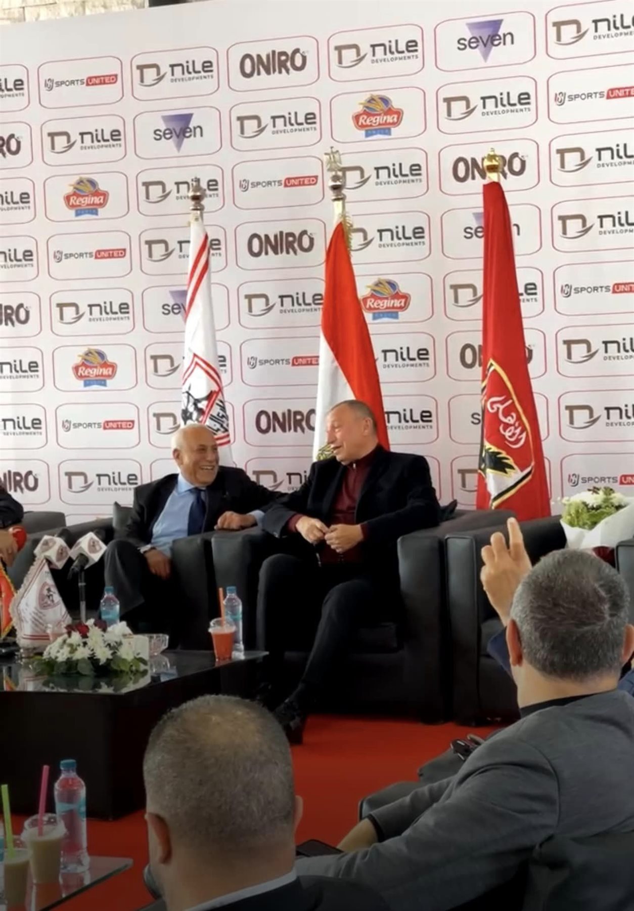 باقة ورد.. العامري فاروق الحاضر الغائب في زيارة مجلس الأهلي إلى الزمالك (صور)