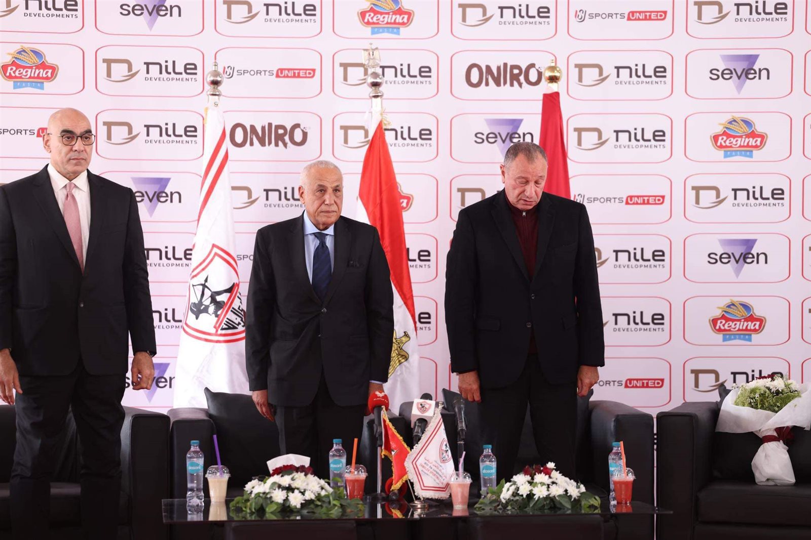 باقة ورد.. العامري فاروق الحاضر الغائب في زيارة مجلس الأهلي إلى الزمالك (صور)