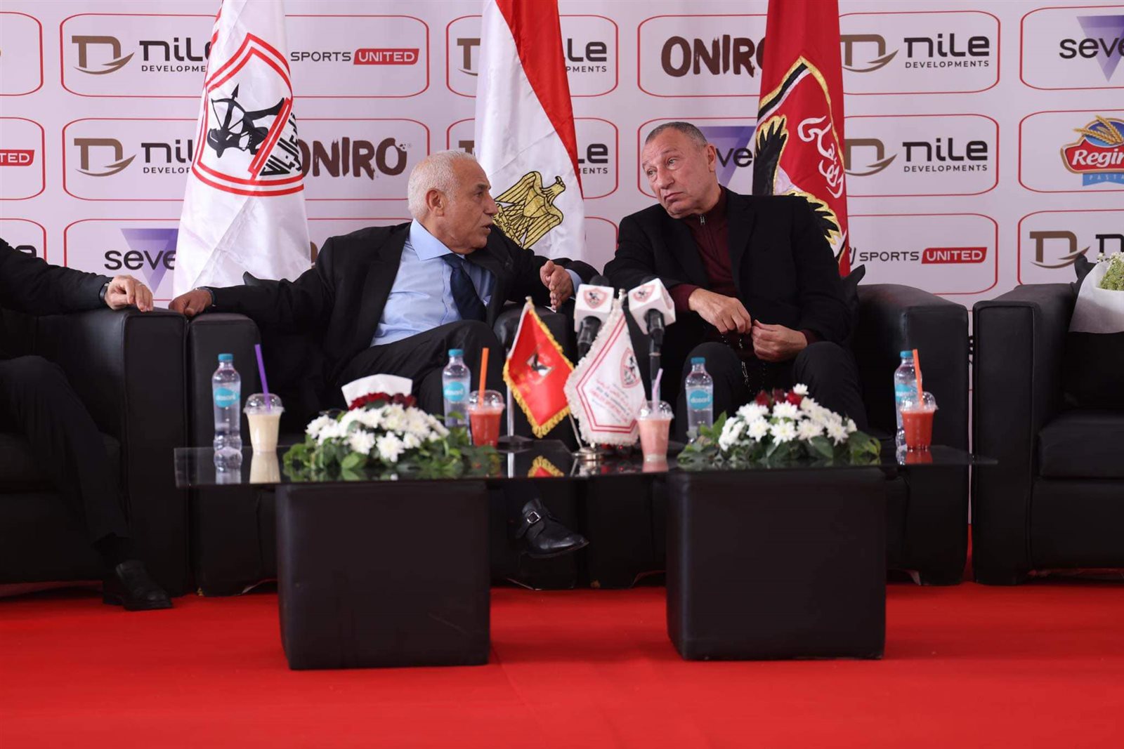 باقة ورد.. العامري فاروق الحاضر الغائب في زيارة مجلس الأهلي إلى الزمالك (صور)