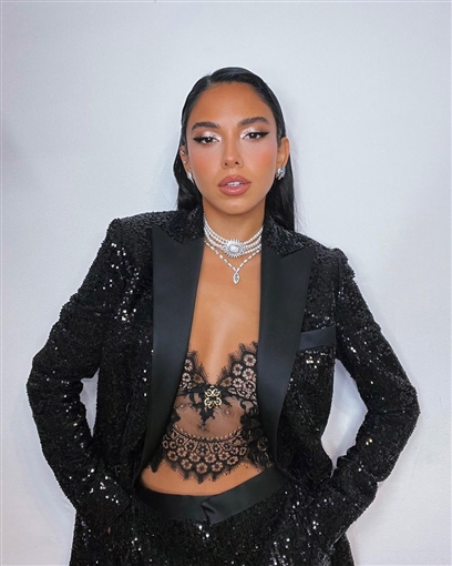 بخاتم ألماس وقبلة سلمى أبو ضيف تعلن خطوبتها.. مين العريس؟