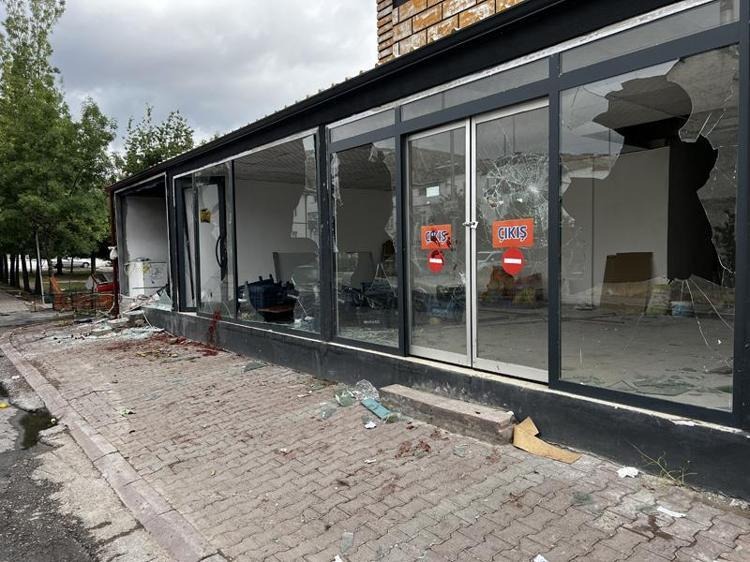 تكسير وحرق محلات السوريين في قيصري التركية