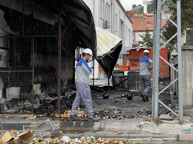 تكسير وحرق محلات السوريين في قيصري التركية