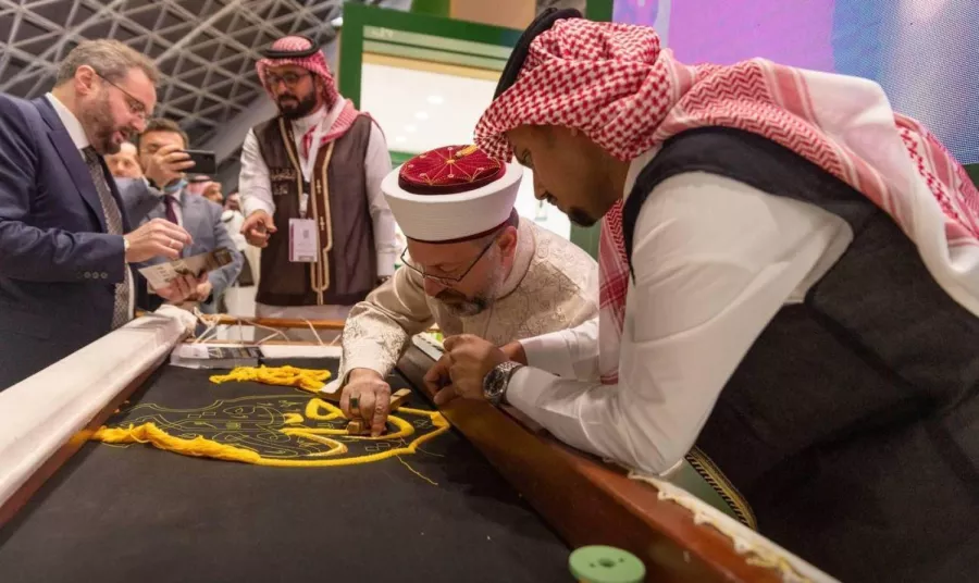 كسوة الكعبة.. كم تستغرق من الوقت لصنعها ومقدار الذهب والفضة والحرير فيها؟