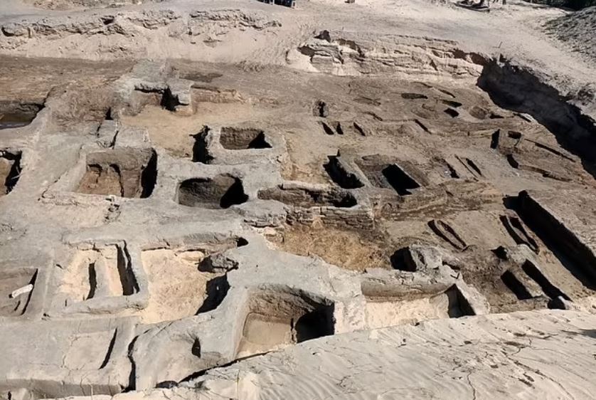 كنز من القطع الذهبية.. تفاصيل اكتشاف 63 مقبرة بمنطقة تل الدير في دمياط