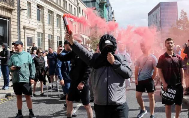 لماذا اتجه اليمين المتطرف في بريطانيا إلى الشوارع؟