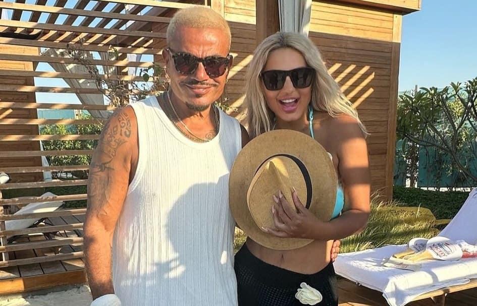 صورة الإعلامية مي حلمي بالمايوه مع عمرو دياب تثير الجدل من الساحل