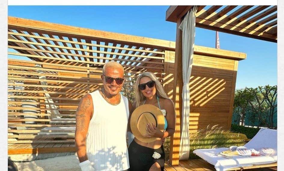 صورة الإعلامية مي حلمي بالمايوه مع عمرو دياب تثير الجدل من الساحل