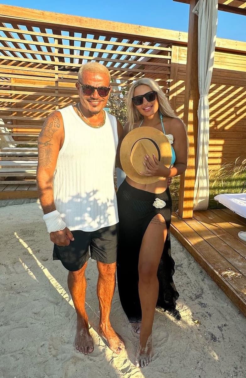 صورة الإعلامية مي حلمي بالمايوه مع عمرو دياب تثير الجدل من الساحل