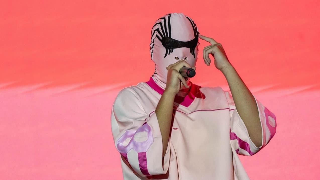 قد يؤدي للتحرش والسرقة.. قناع المغني الملثم يثير جدلا