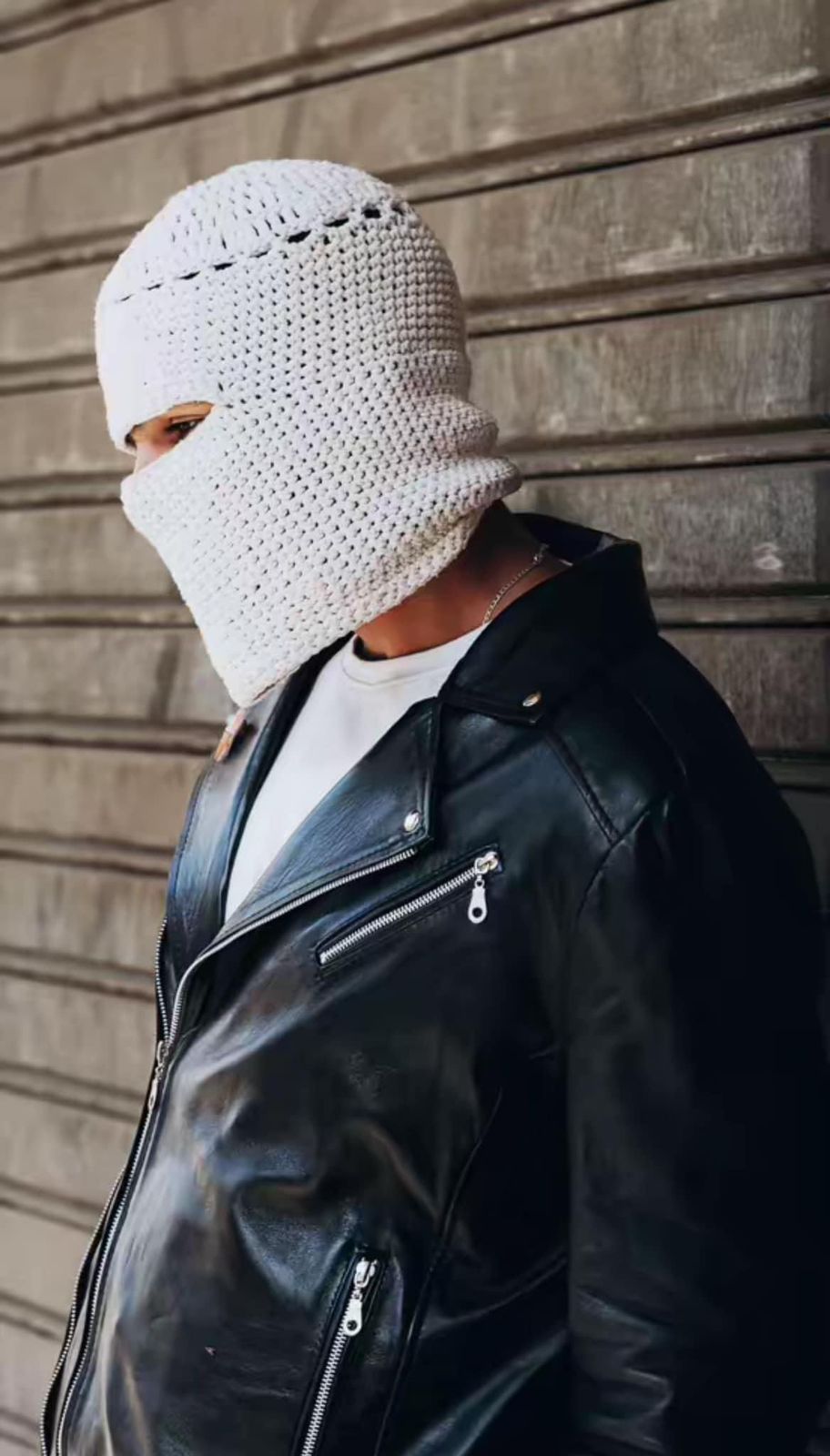 قد يؤدي للتحرش والسرقة.. قناع المغني الملثم يثير جدلا