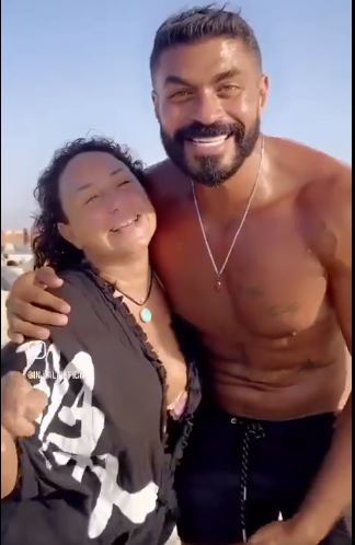 بالمايوهات على البحر.. إنجي علي وخالد سليم في فيديو مثير بالساحل