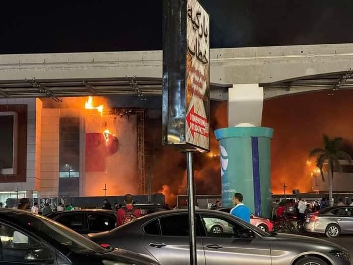 عاجل الدفع بـ10 سيارات إطفاء للسيطرة على حريق كافيه ومول بالتجمع الخامس (صور)