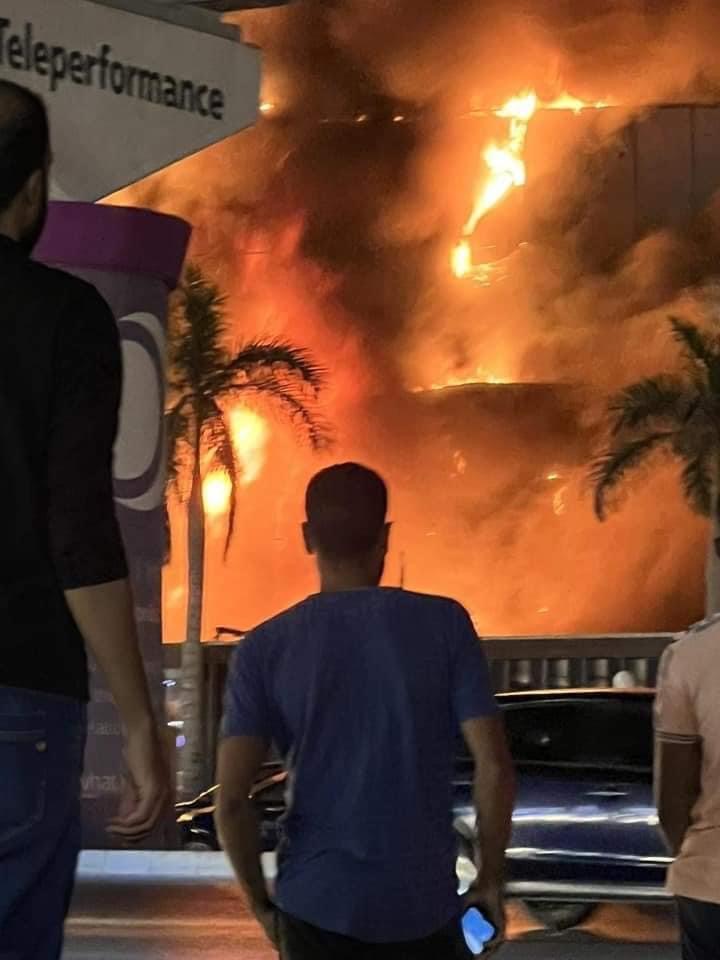 عاجل الدفع بـ10 سيارات إطفاء للسيطرة على حريق كافيه ومول بالتجمع الخامس (صور)