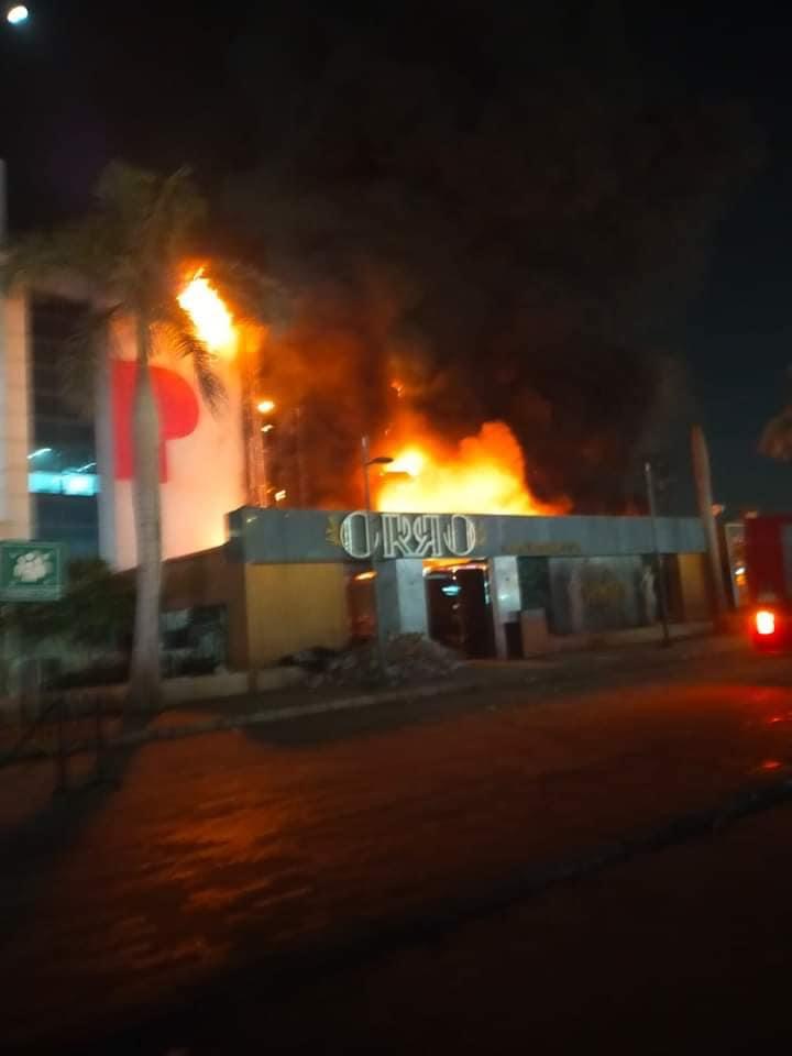 عاجل الدفع بـ10 سيارات إطفاء للسيطرة على حريق كافيه ومول بالتجمع الخامس (صور)