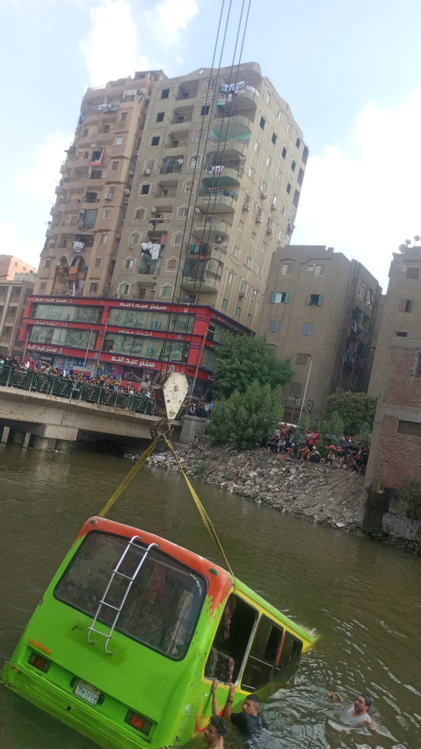 عاجل تفاصيل انقلاب أتوبيس في ترعة الشرقاوية بشبرا الخيمة (صور)