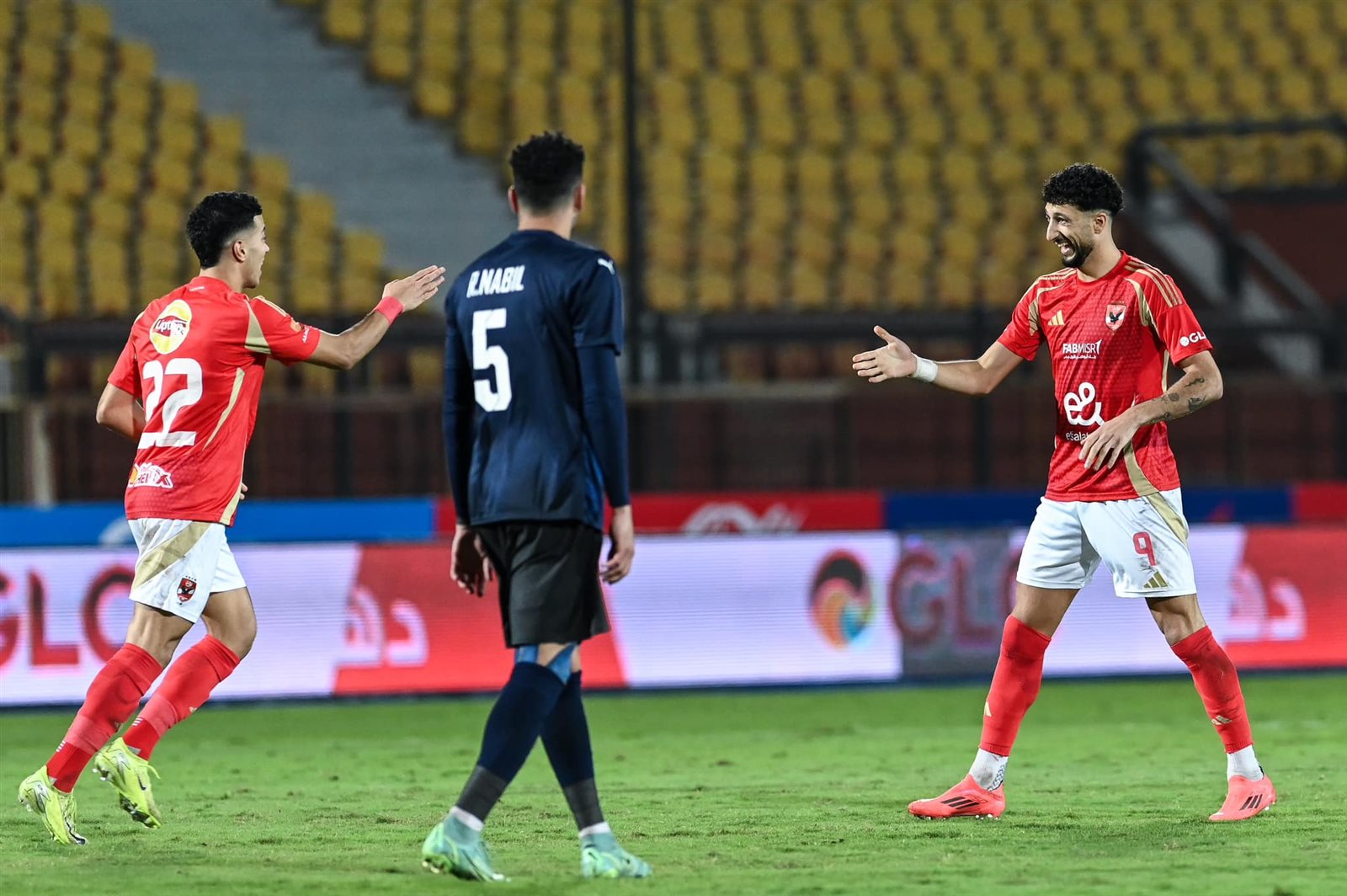 عاجل الأهلي يقسو على سيراميكا بخماسية في انطلاقة الدوري المصري (صور) عاجل الأهلي يقسو على سيراميكا بخماسية في انطلاقة الدوري المصري (صور)