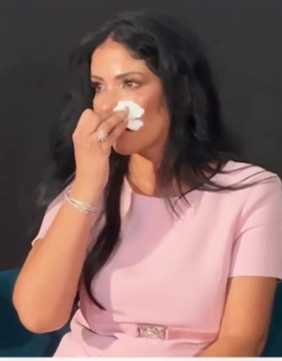 شاهد انهيار منى زكي من البكاء.. إيه الحكاية؟