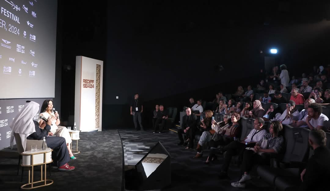 منى زكي تكشف أسرار مسيرتها الفنية في جلسة حوارية بـالبحر الأحمر السينمائي