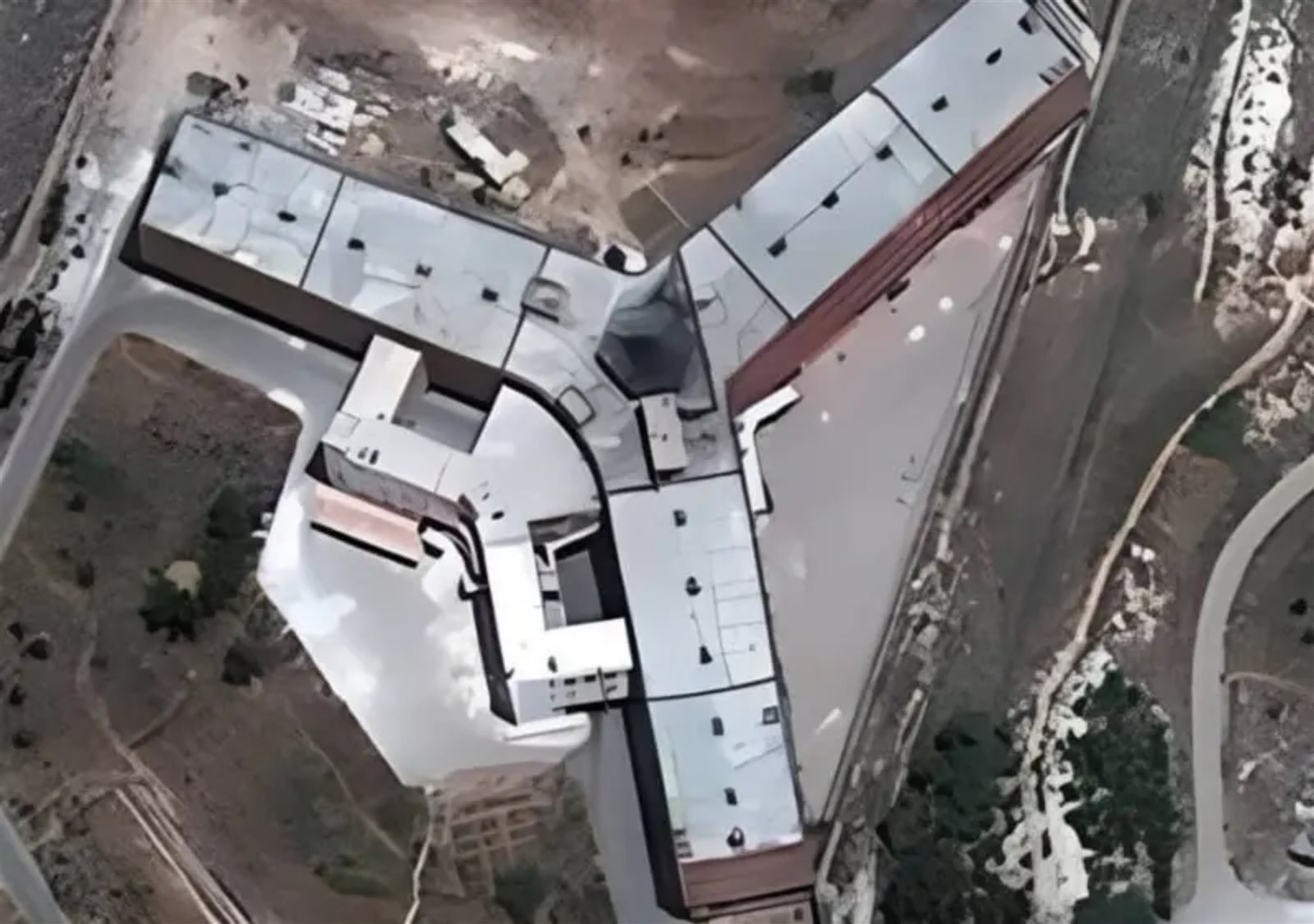 عاجل سجن صيدنايا.. مشاهد صادمة من داخل المسلخ البشري السوري