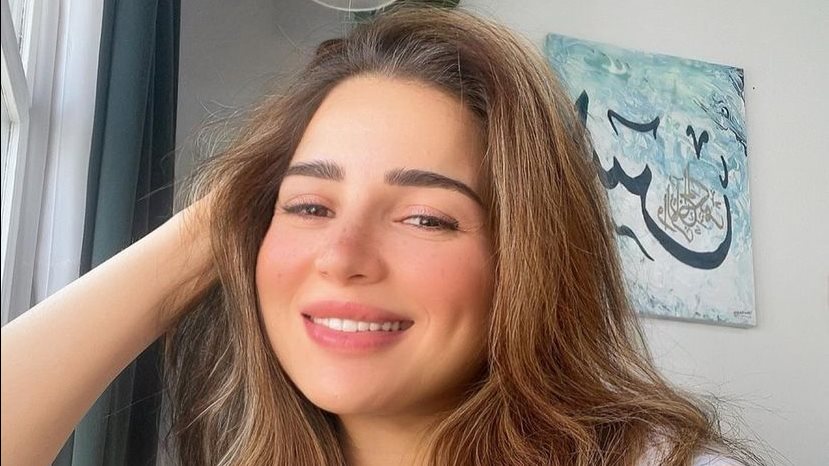 مي عز الدين تتجاوز أحزانها بعد رحيل والدتها وتستكمل تصوير بالحب كله