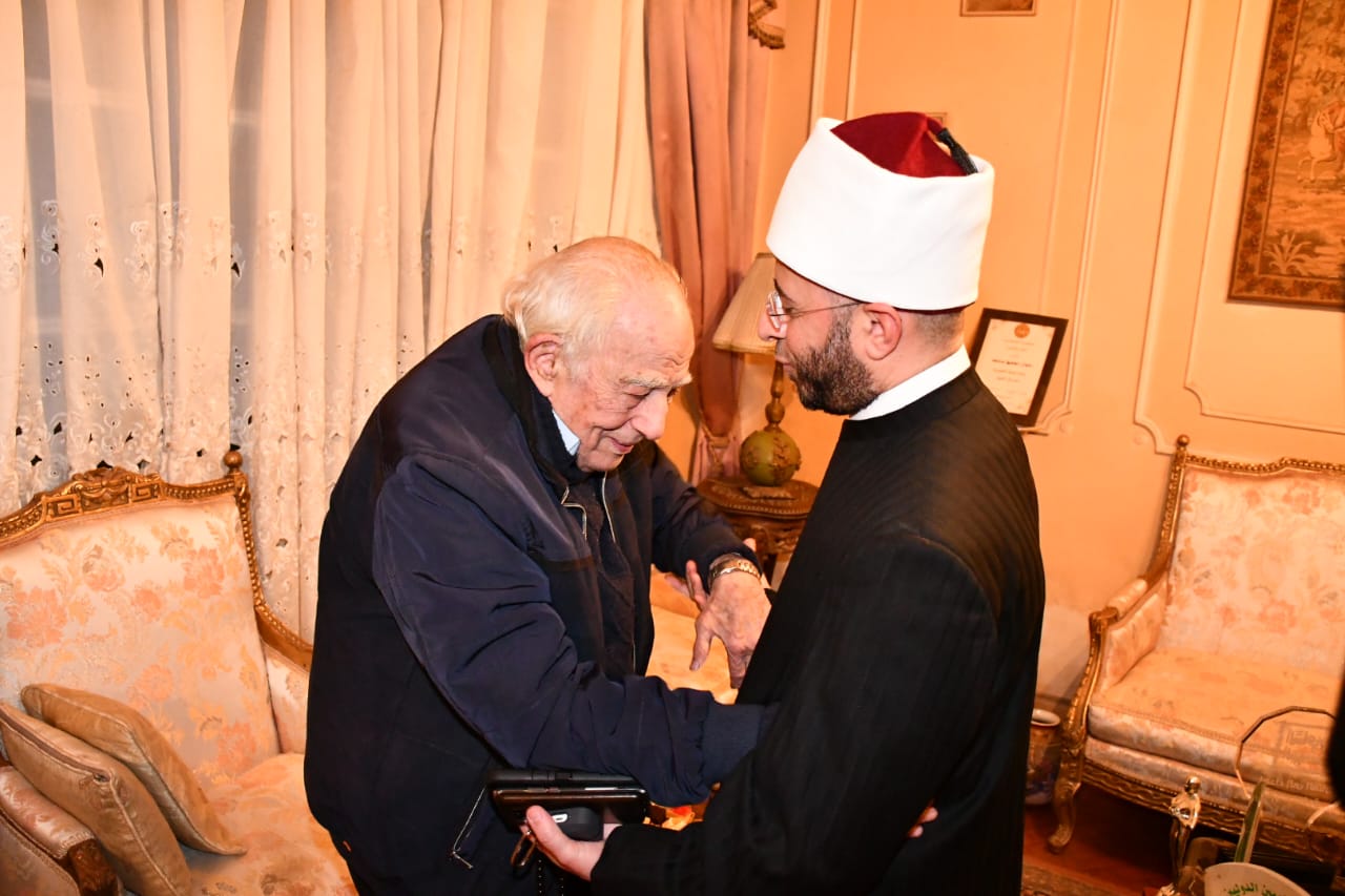 وزير الأوقاف يزور الفنان رشوان توفيق ويستمع منه لرؤيته النبي