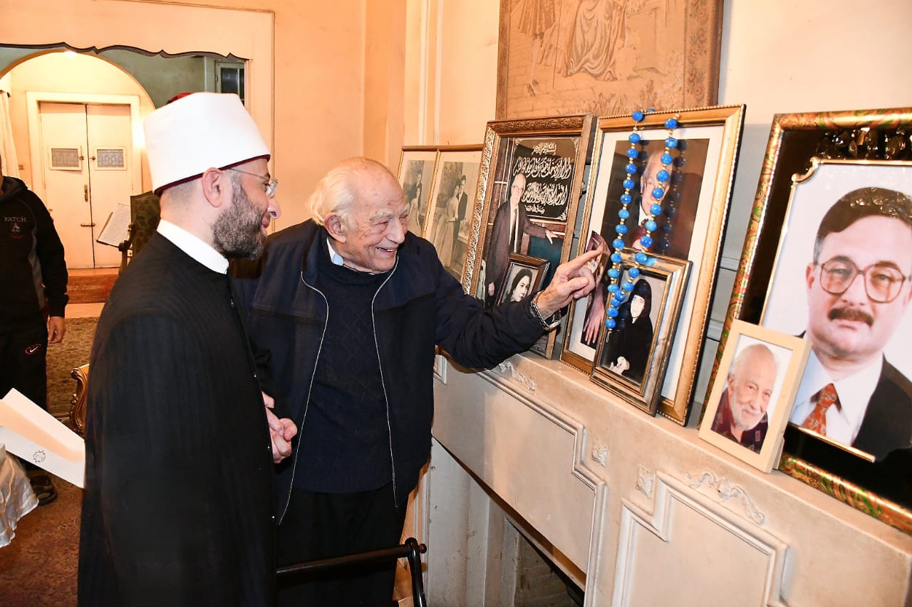 وزير الأوقاف يزور الفنان رشوان توفيق ويستمع منه لرؤيته النبي