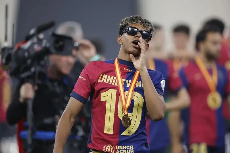 أسرار علاقة نجم برشلونة لامين يامال بالفتاة الذهبية
