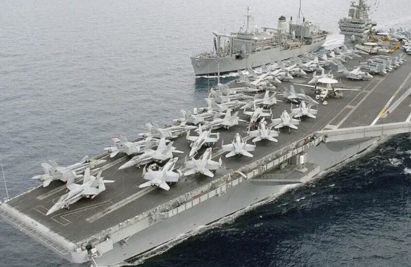 تفاصيل إقالة قائد حاملة الطائرات الأمريكية بعد الاصطدام بسفينة قرب قناة السويس.. من هو؟