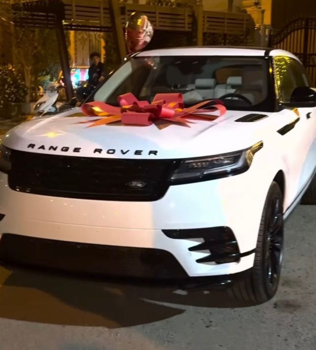 أحمد سعد يهدي زوجته علياء بسيوني سيارة فارهة بمناسبة عودتهما لبعضهما