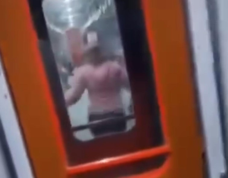 فيديو فتاتين ترقصان داخل المترو 