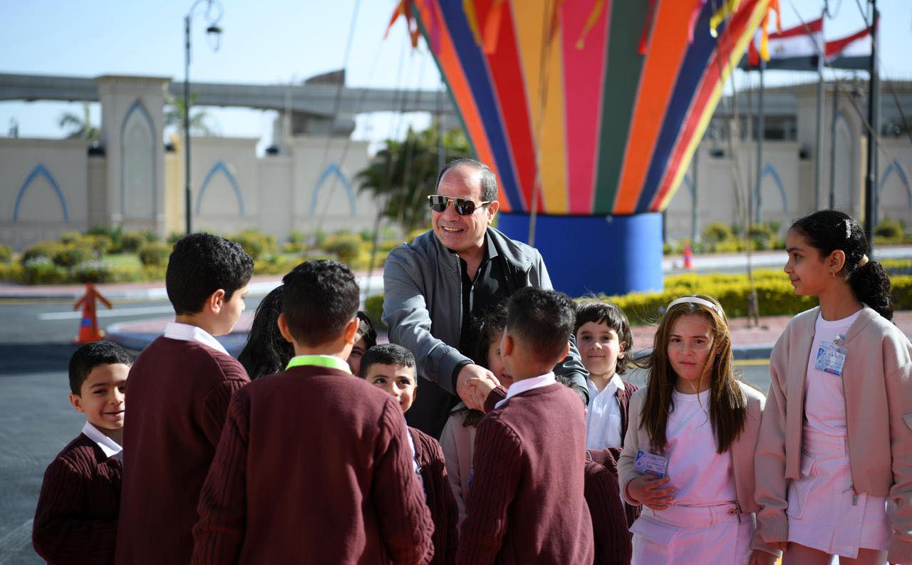 الرئيس السيسي يشارك أبناء الشهداء احتفال عيد الفطر وتوزيع الألعاب على الأطفال (صور)