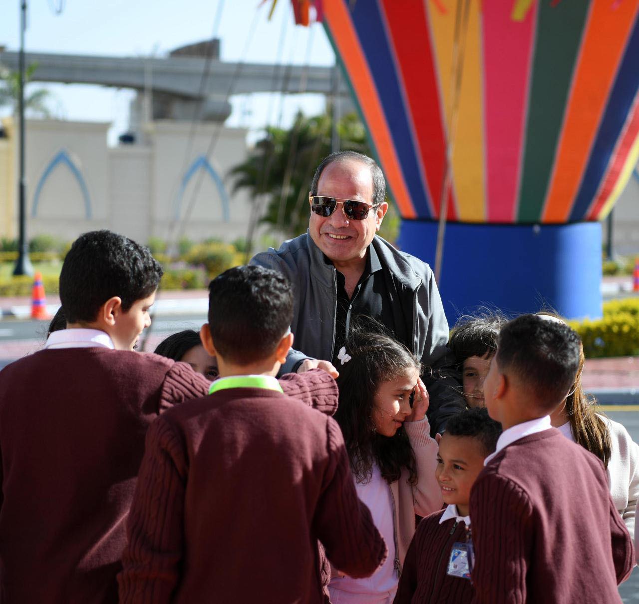 الرئيس السيسي يشارك أبناء الشهداء احتفال عيد الفطر وتوزيع الألعاب على الأطفال (صور)