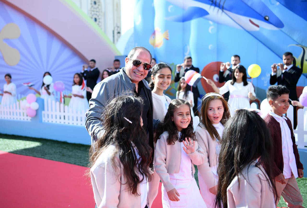 الرئيس السيسي يشارك أبناء الشهداء احتفال عيد الفطر وتوزيع الألعاب على الأطفال (صور)