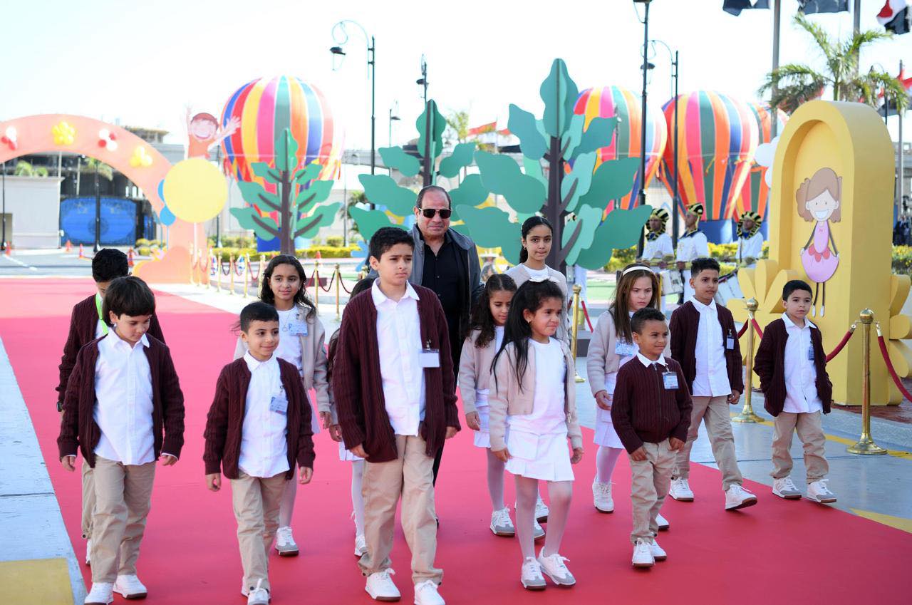 الرئيس السيسي يشارك أبناء الشهداء احتفال عيد الفطر وتوزيع الألعاب على الأطفال (صور)