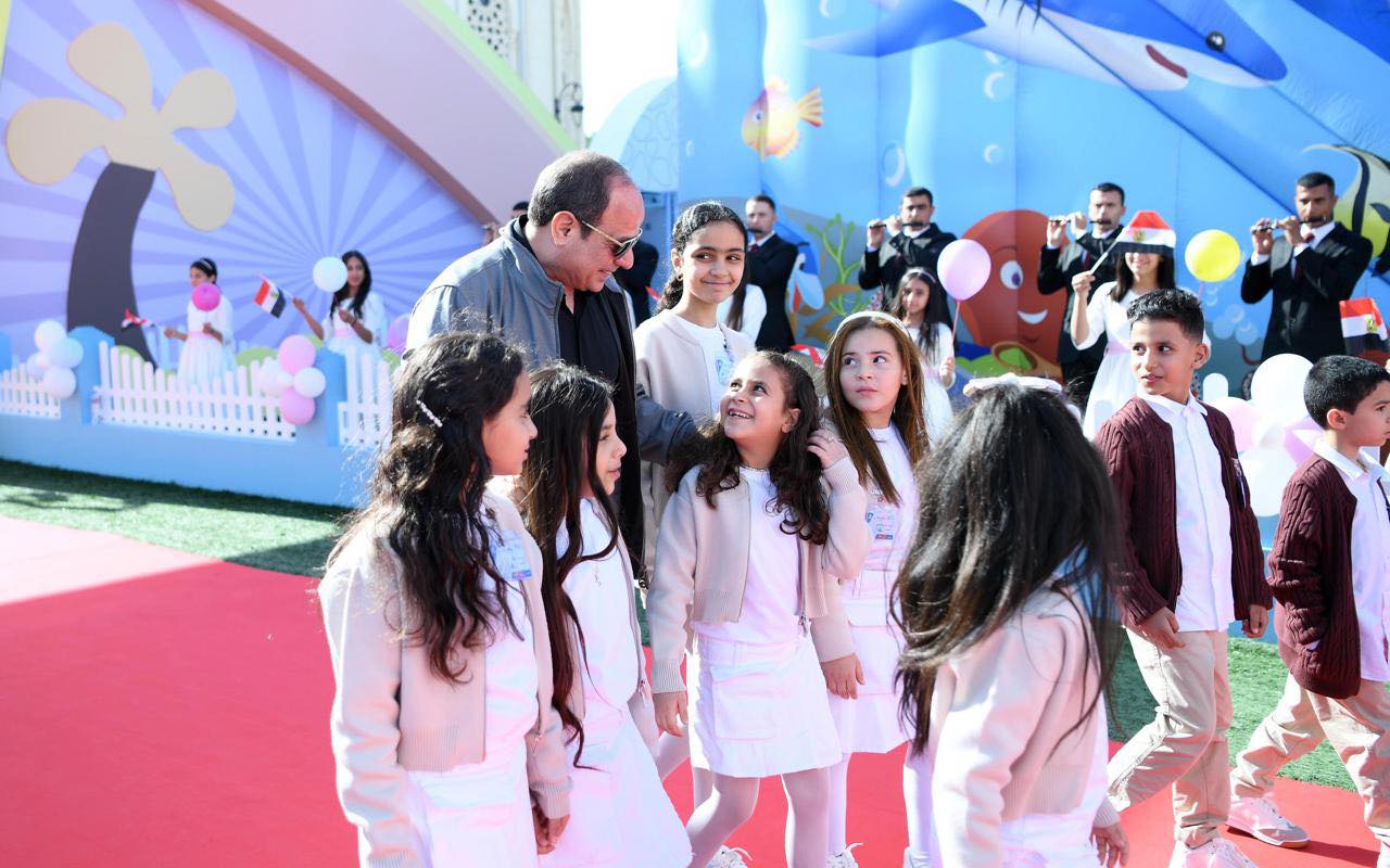 الرئيس السيسي يشارك أبناء الشهداء احتفال عيد الفطر وتوزيع الألعاب على الأطفال (صور)